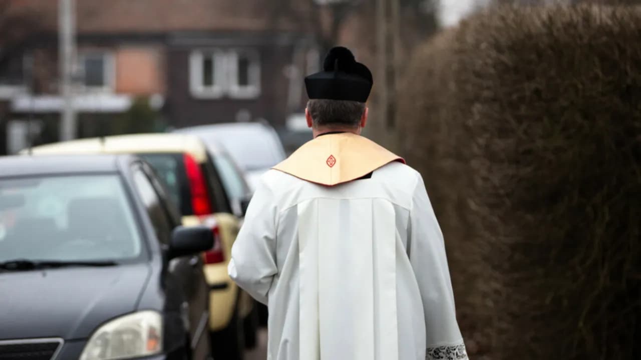 Ile dać księdzu po kolędzie? Odkryj akceptowalne kwoty i zwyczaje