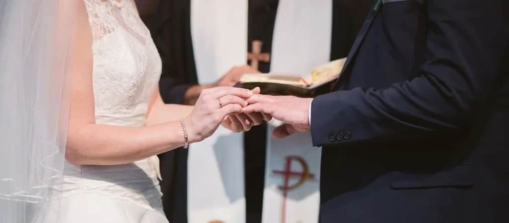 Czy pieszczoty w małżeństwie to grzech? Wyjaśnienie z perspektywy religii i moralności