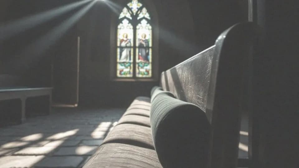 Czy czytanie horoskopu to grzech? Co mówi Kościół i dlaczego to ważne