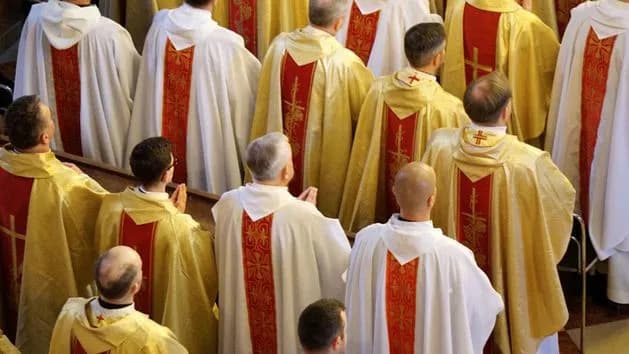 Co grozi księdzu za złamanie celibatu? Prawda o konsekwencjach