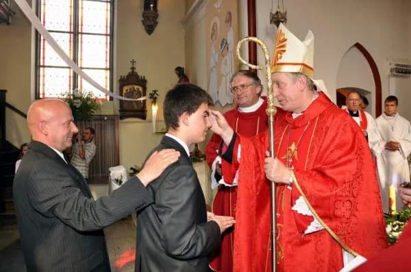 Kto udziela bierzmowania? Rola biskupa i kapłanów w sakramencie