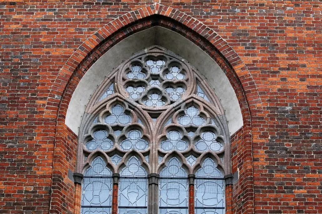 Czym wypełniano okna gotyckich kościołów? Niezwykłe witraże i ich znaczenie