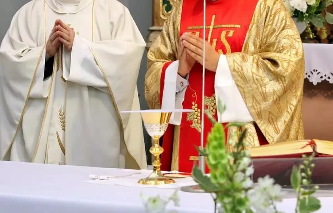 Co mówi ksiądz podczas mszy świętej? Kluczowe modlitwy i znaczenie