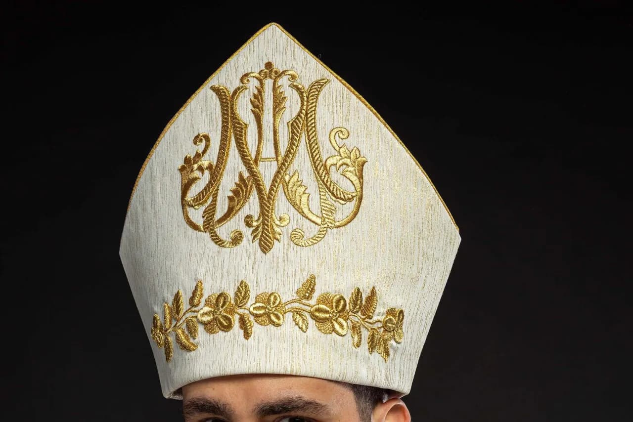 Jak zwracać się do biskupów: Kluczowe zasady etykiety i szacunku