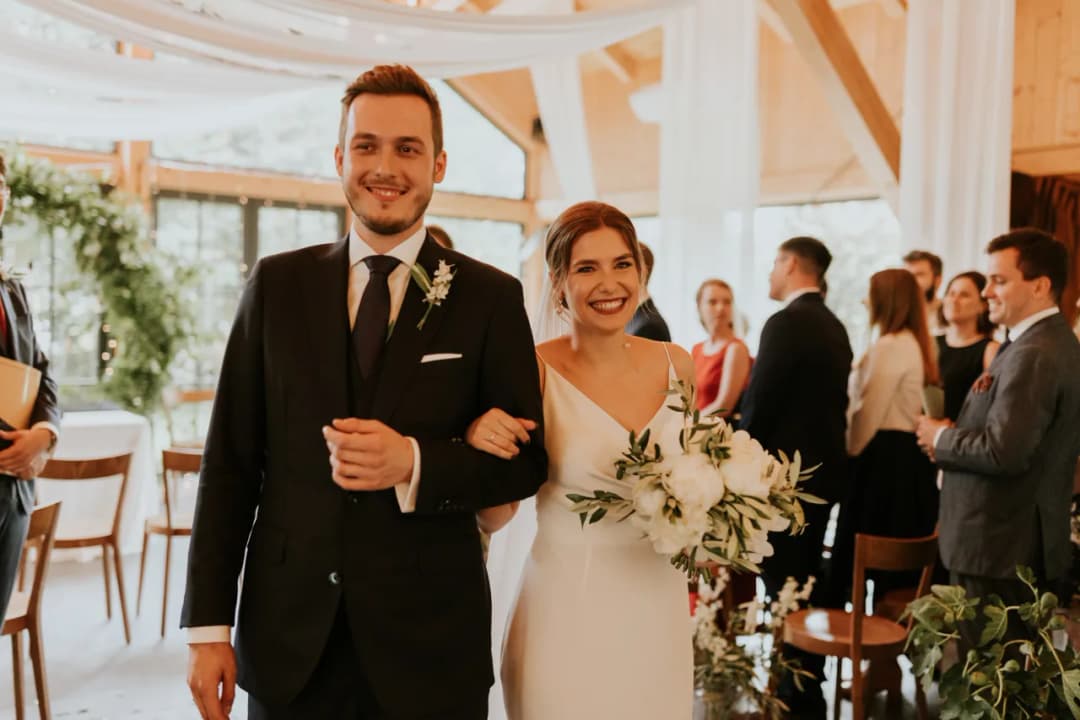 Jak ojciec prowadzi córkę do ołtarza - tradycja pełna emocji i znaczenia