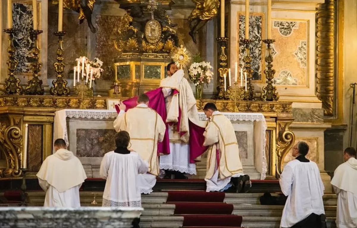 Jakie modlitwy podczas adoracji? Odkryj ich moc i znaczenie