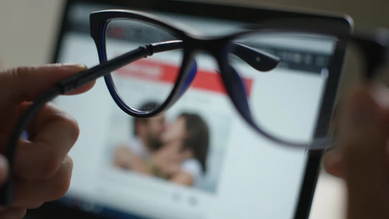 Czy oglądanie zdjęć dziewczyn to grzech? Moralność i pragnienia