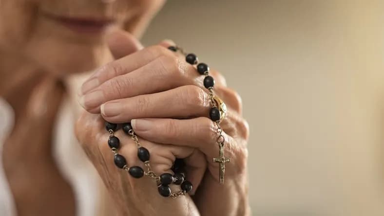 Modlitwa jak ktoś umrze – jak modlitwy przynoszą ukojenie w trudnych chwilach