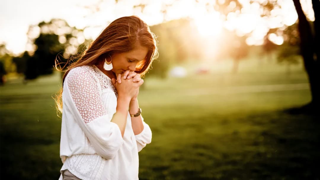 Czy modlitwa działa? Odkryj jej prawdziwą moc i skuteczność