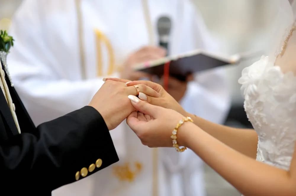 Ile dla księdza za ślub? Odkryj, co wpływa na koszty ceremonii