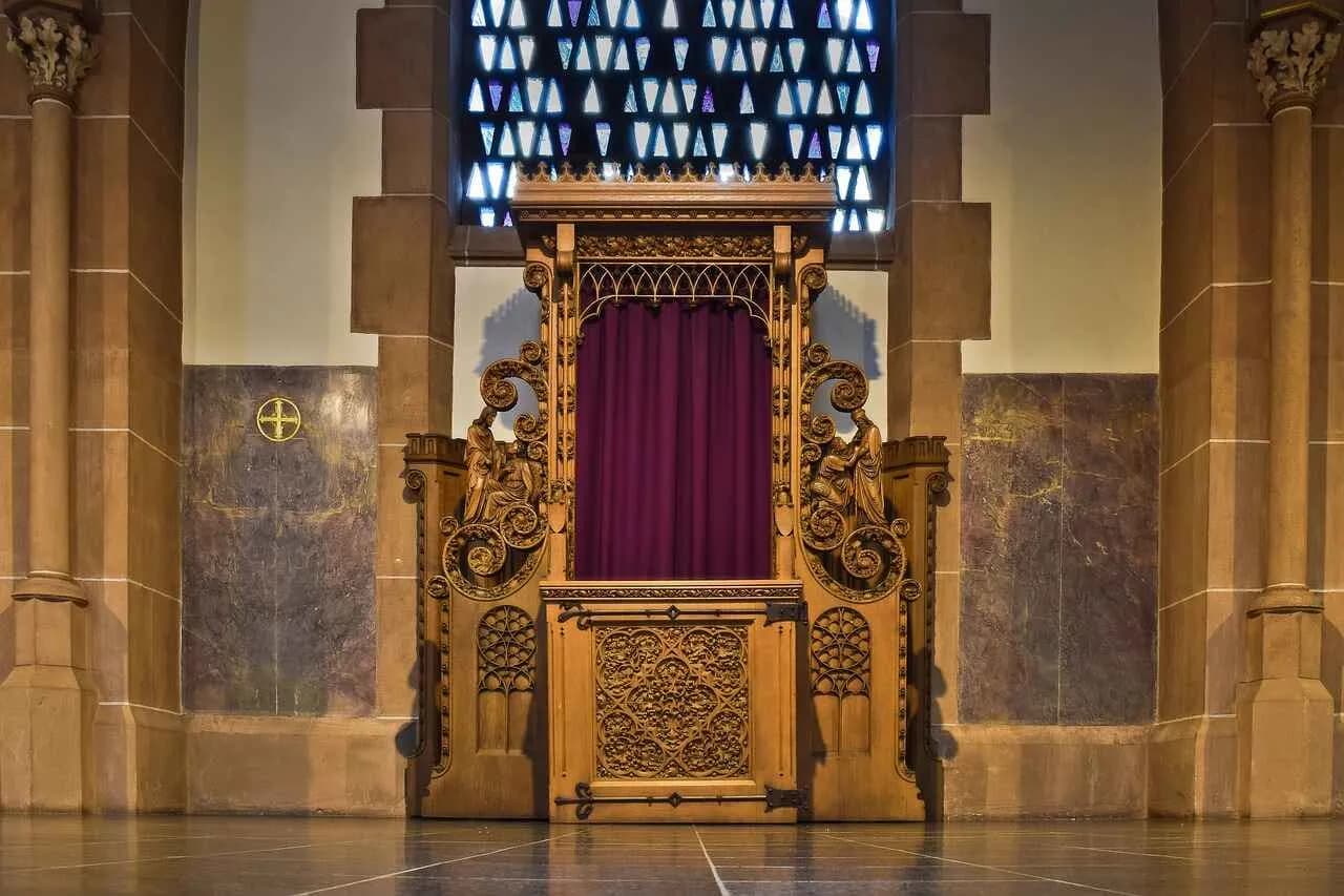 Kiedy została wprowadzona spowiedź święta? Historia i znaczenie