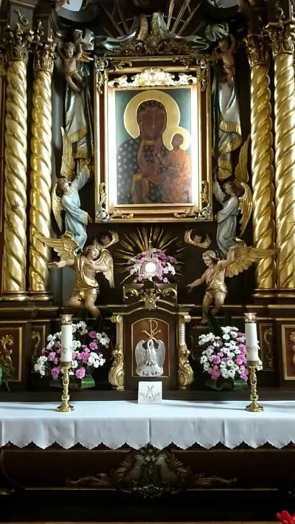 Co to jest adoracja w kościele i dlaczego ma tak wielkie znaczenie dla wiernych