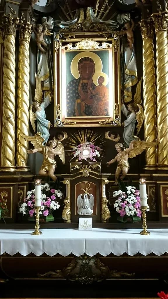 Co to jest adoracja w kościele i dlaczego ma tak wielkie znaczenie dla wiernych