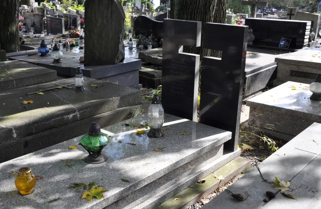 Ile kosztuje mycie pomnika na cmentarzu? Ceny, które zaskoczą