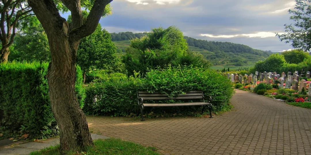 Jak zamontować ławkę na cmentarzu bez zbędnych problemów i kosztów