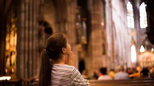 Czy niechodzenie do kościoła to grzech? Wyjaśnienie doktryny i konsekwencji